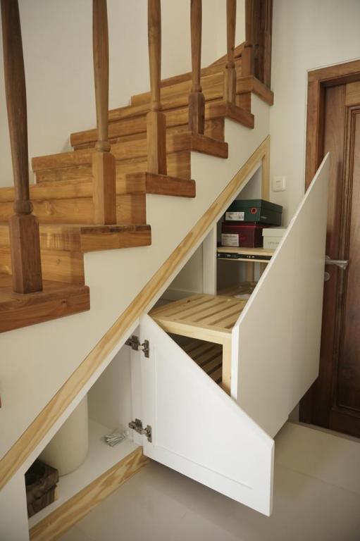Un escalier laisse place à un rangement sur mesure et durable.